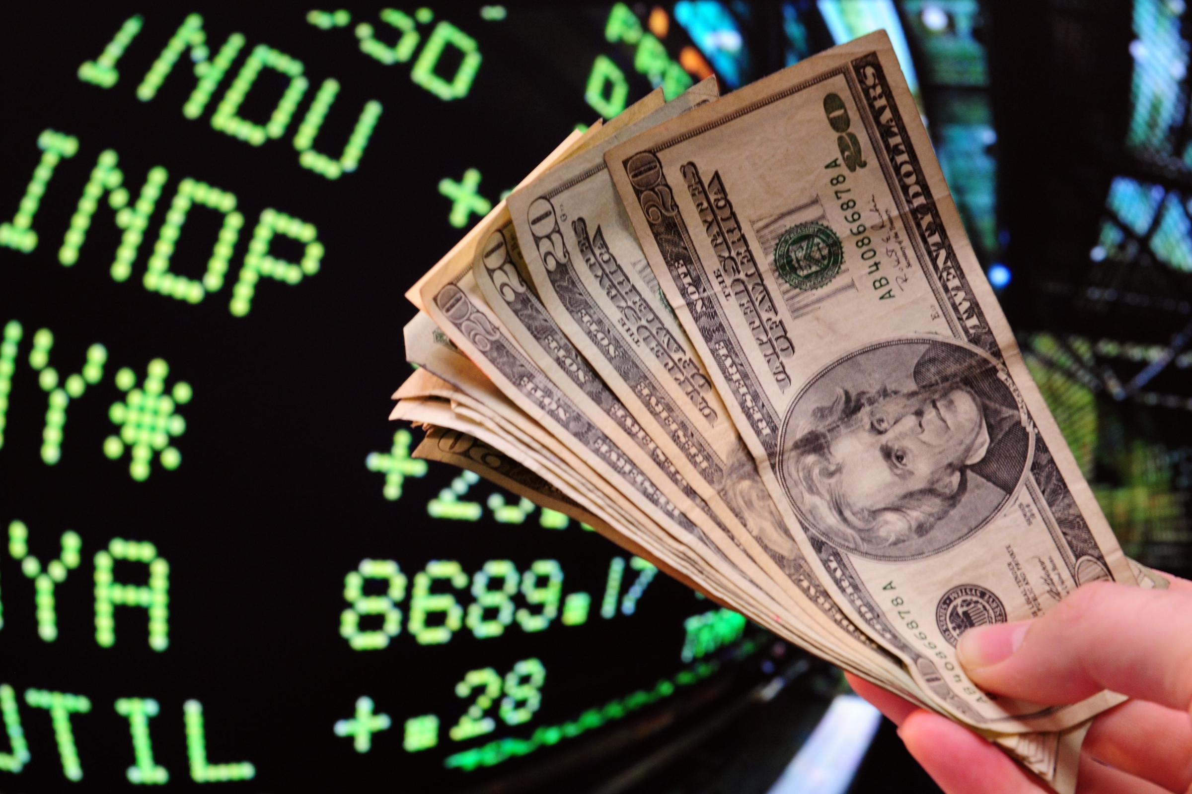 Доллары на фоне таблицы из графиками