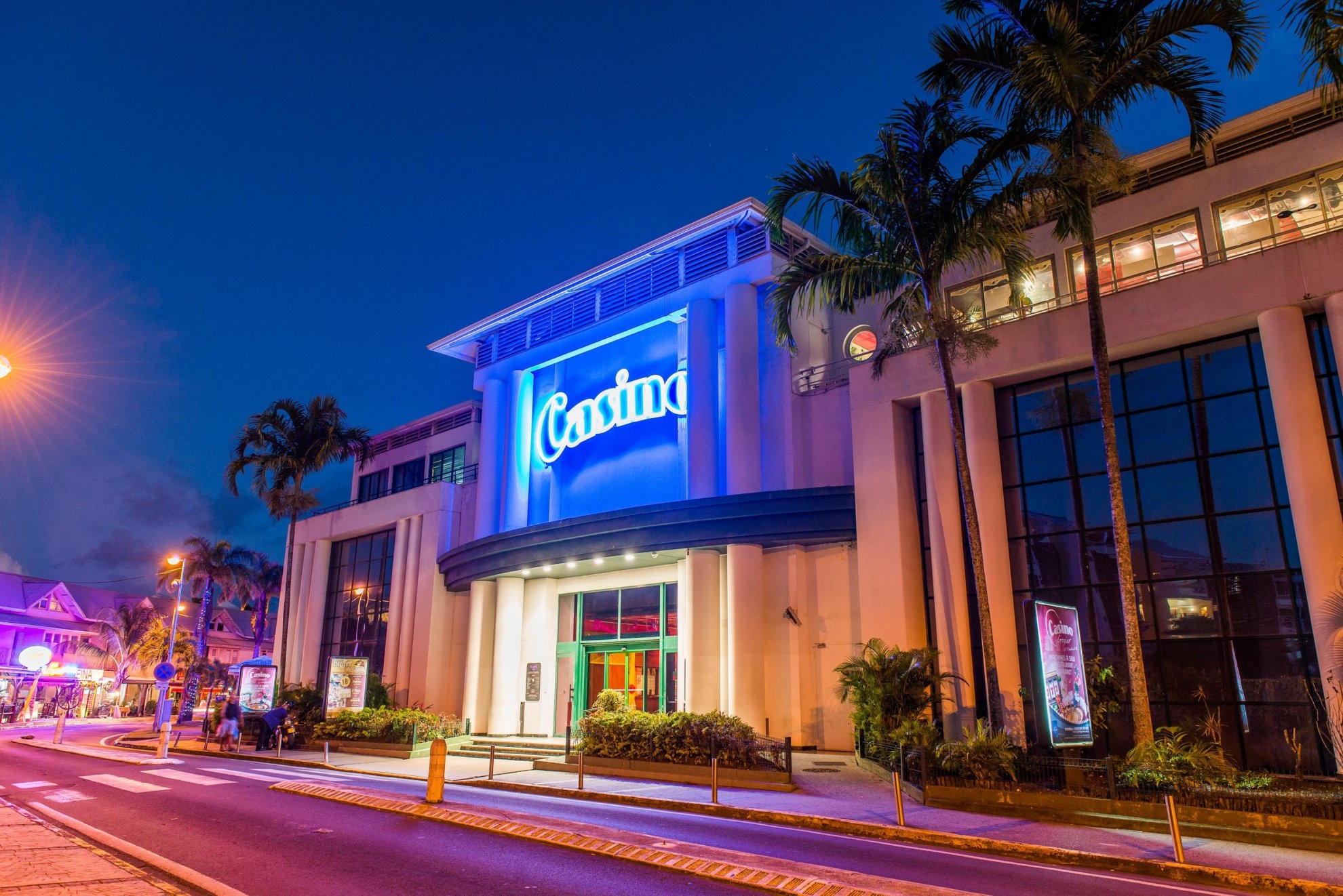 Фасад здания Casino du Gosier на острове Гваделупа