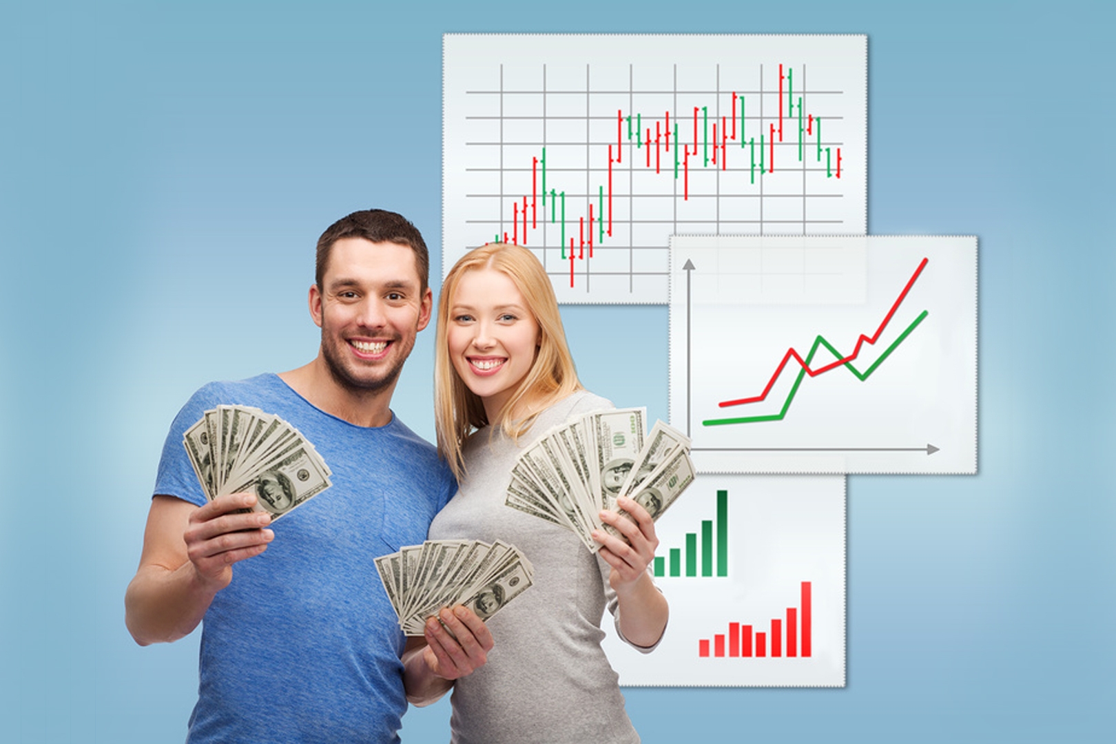 Мужчина и женщина улыбаются, демонстрируя вееры из стодолларовых купюр