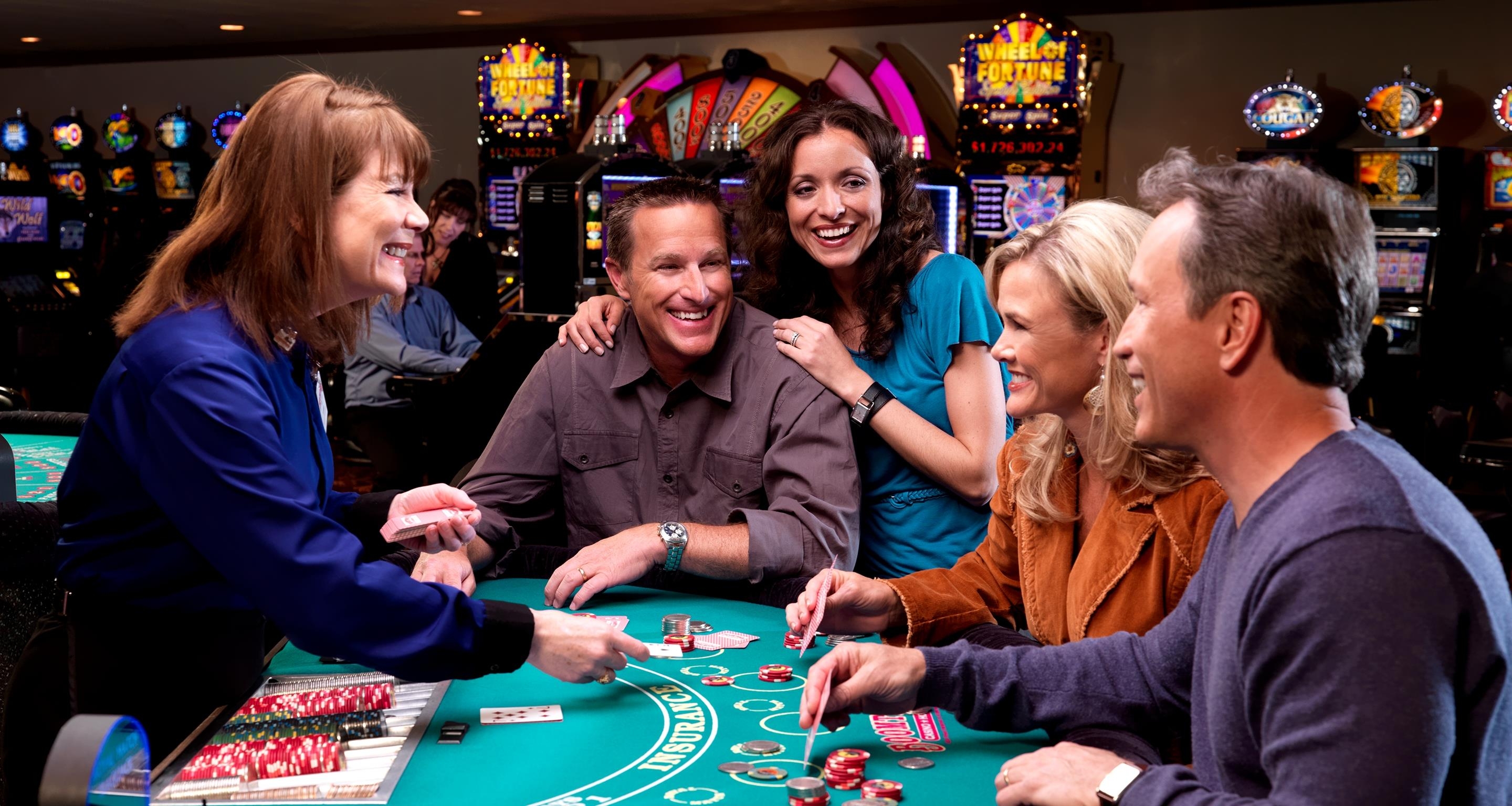 Женщина в строгой форме крупье ведет игру в блэкджек для гостей престижного казино