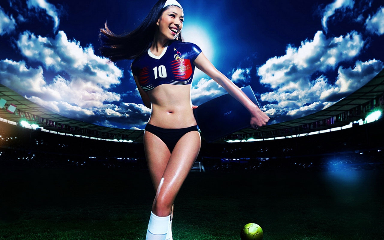 Стройная азиатская модель позирует на футбольном поле в откровенной спортивной форме