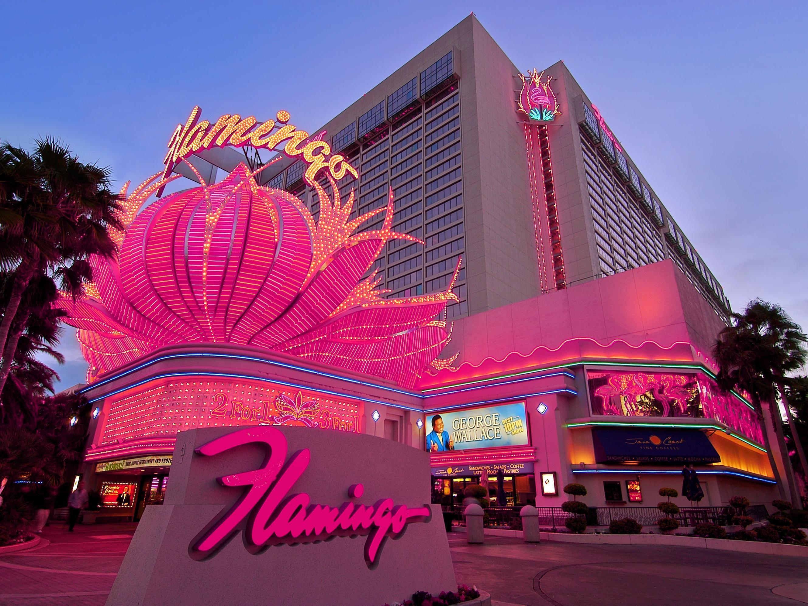 Яркая светящаяся реклама казино Фламинго в Лас-Вегасе