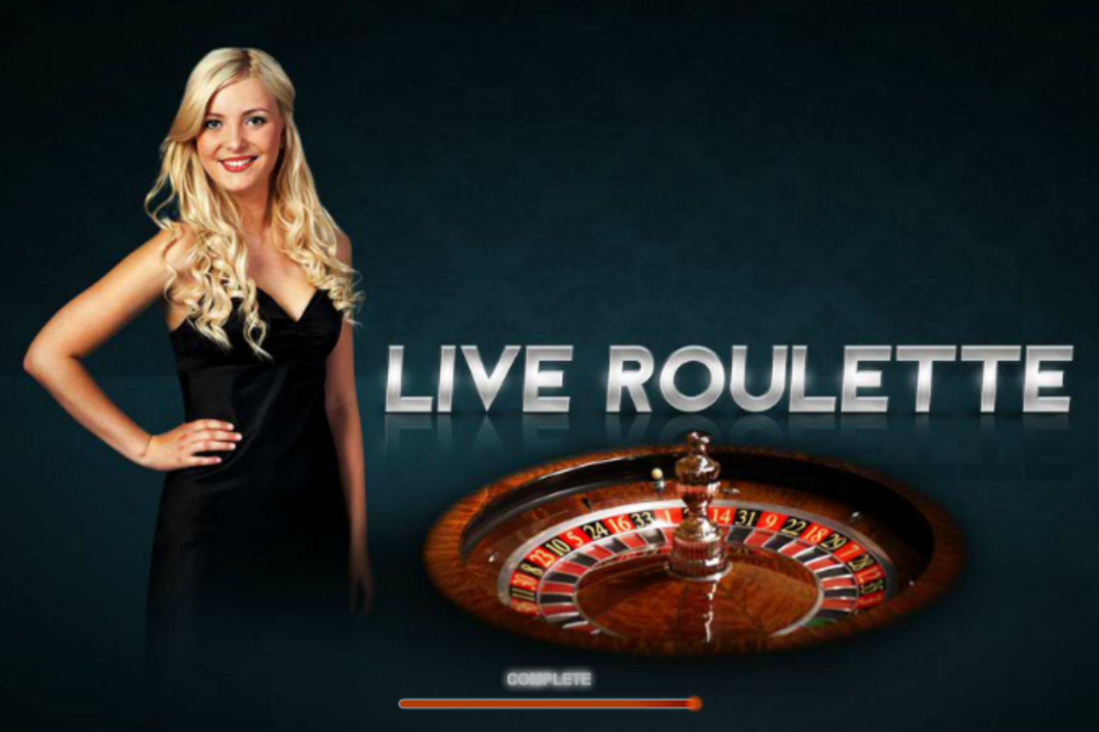 Стройная блондинка в обтягивающем черном платье позирует рядом с колесом рулетки