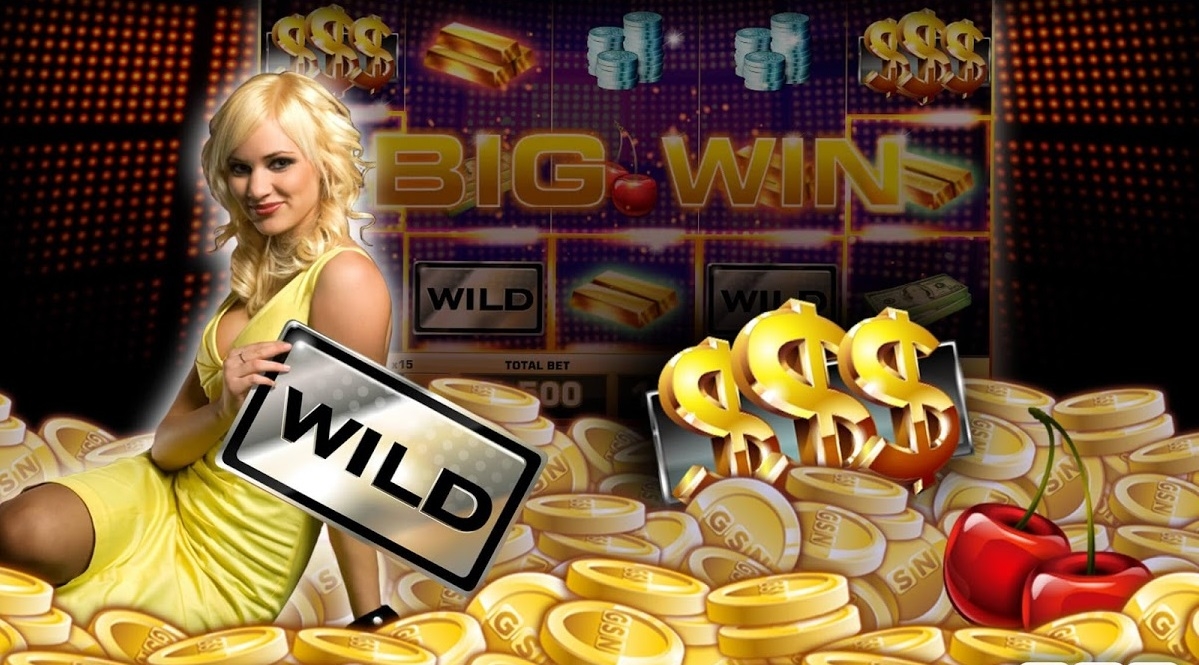 Стройна блондинка в желтом платье сидит на горе монет и держит табличку с надписью "Wild", а на заднем фоне игровой автомат поздравляет игрока с большим выигрышем