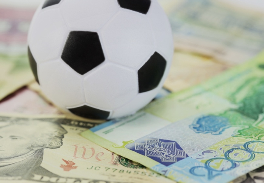 Футбольный мяч на купюрах разных стран мира