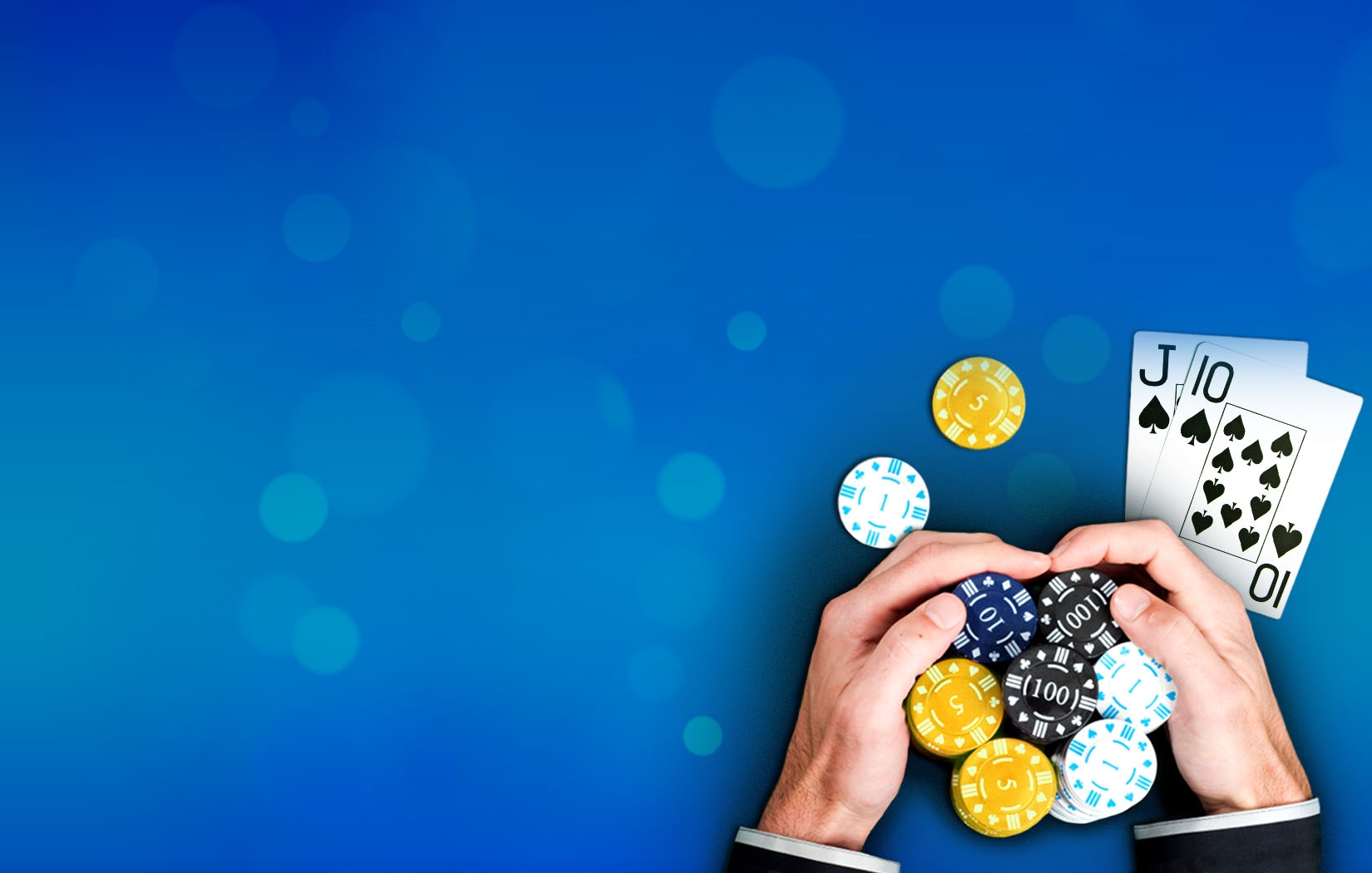 На синем столе лежит карты и фишки, а руки игрока придерживают стопки фишек