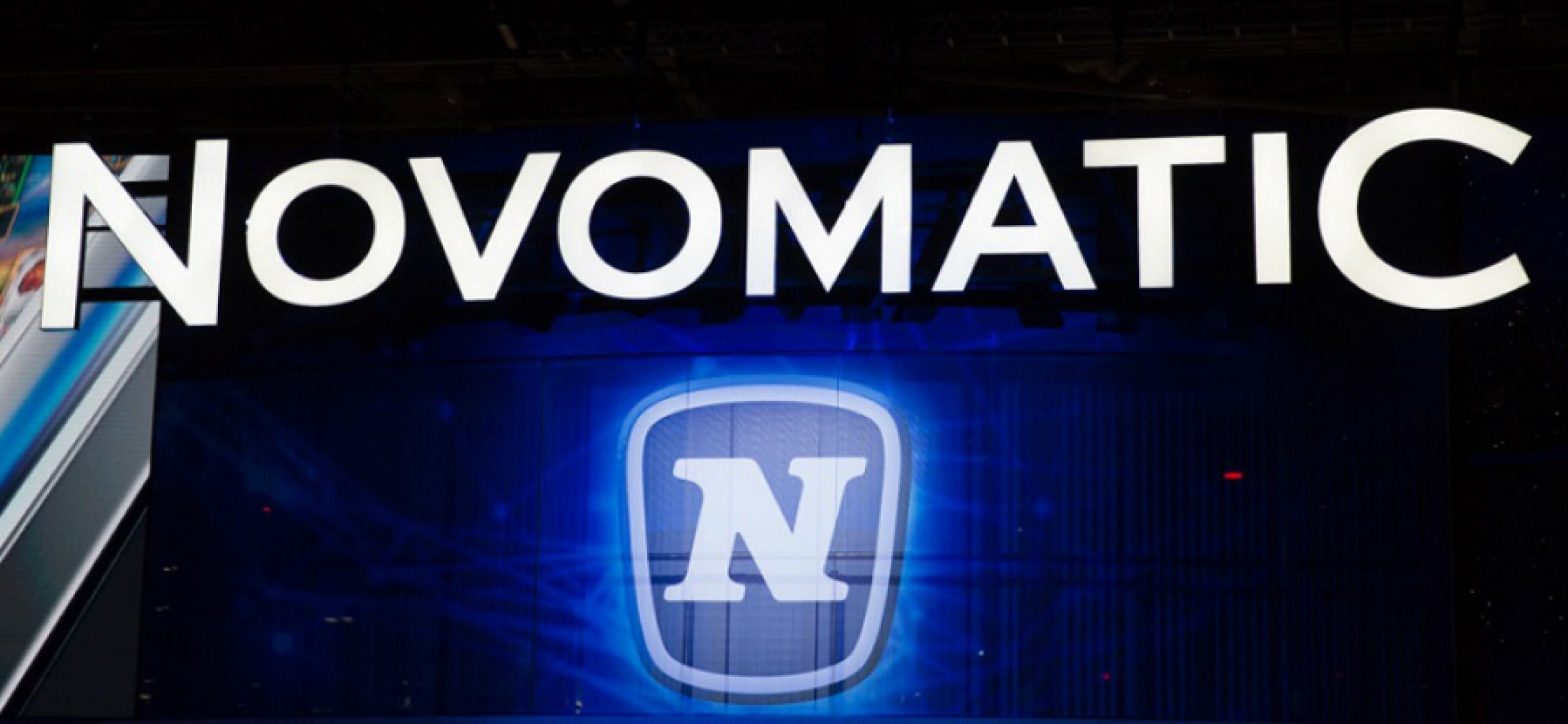 Надпись "Novomatik", светящаяся неоновым светом