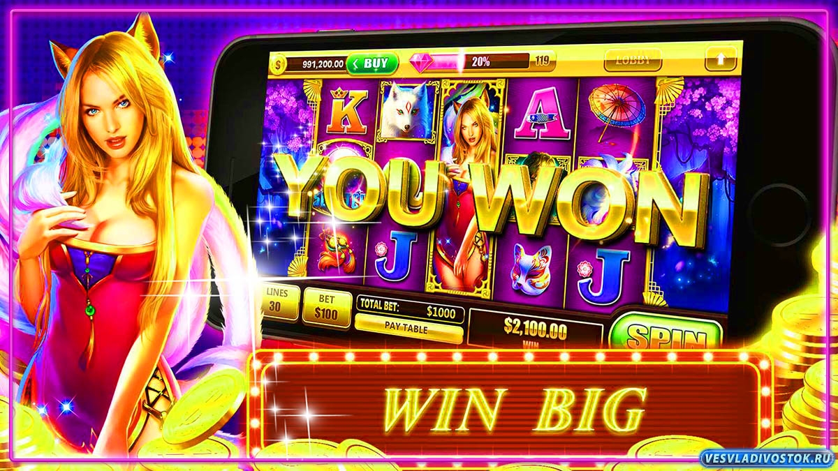 Девушка-кошка позирует на фоне линий игрового автомата, на котором сорван выигрыш