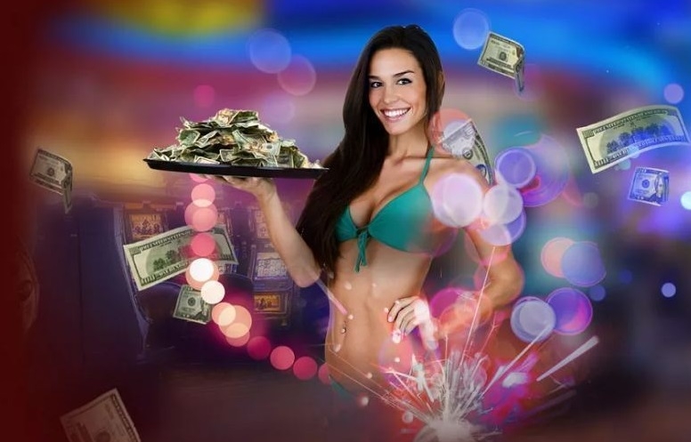 Сиськастая брюнетка в откровенном купальнике позирует с подносом полным денег на фоне зала онлайн казино