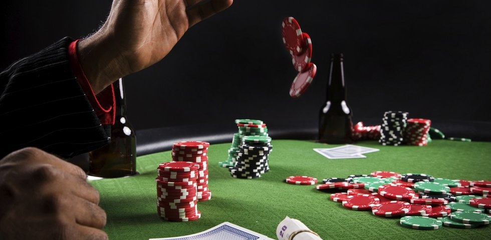 Игрок бросает фишки на стол, на котором лежит множество фишек и стоит бутылка пива