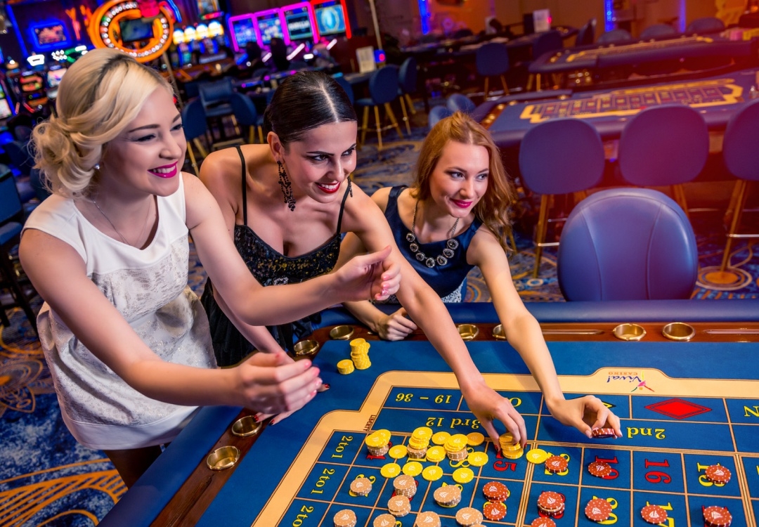 Блондинка, брюнетка и рыжая пришли в казино в коротких платьях и совершают ставки в рулетке