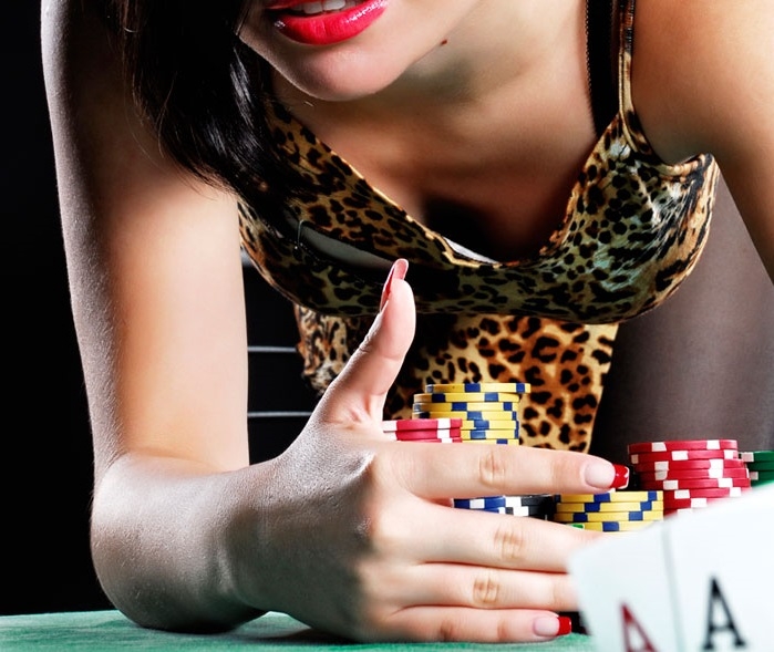 Девушка в тигровом платье сексуально наклонилась над покерным столом