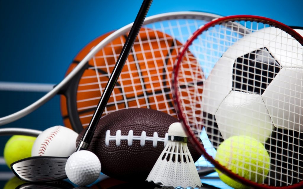 Теннисная ракетка, клюшка для гольфа, баскетбольный мяч, футбольный мячь, мячи для тенниса и регби, воланчик и мяч для американского футбола
