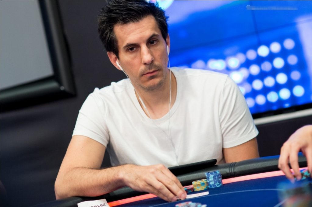 Популярный беттер и азартный игрок боб Вульгарис за покерным столом