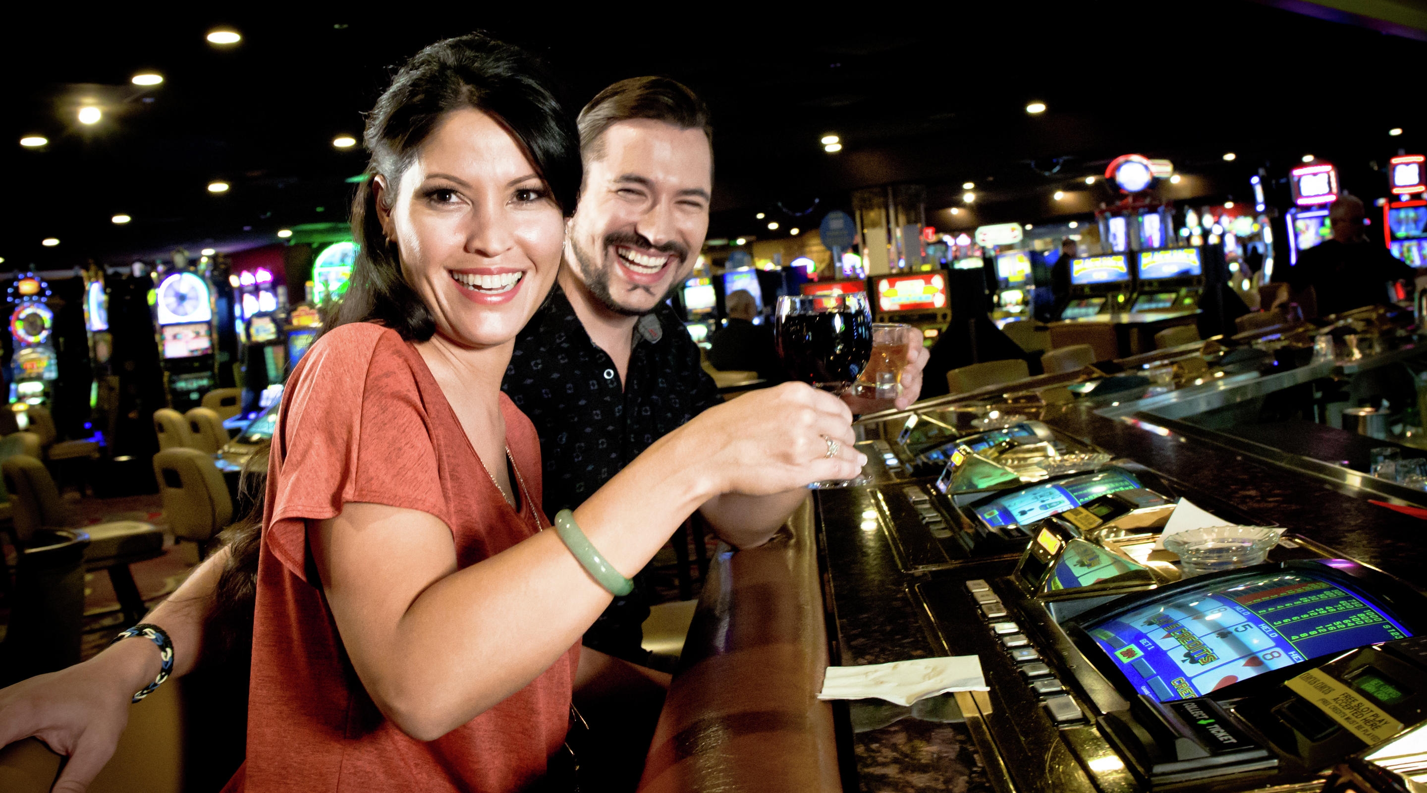 Влюбленная парочка проводит вечер в казино за игрой на одноруком бандите