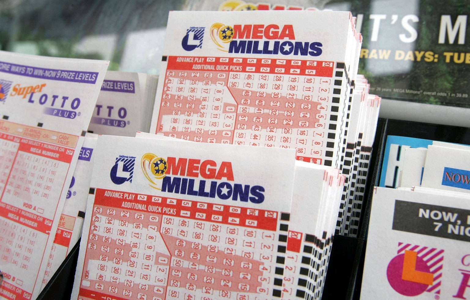 Билеты лотереи Mega Millions на витрине магазина