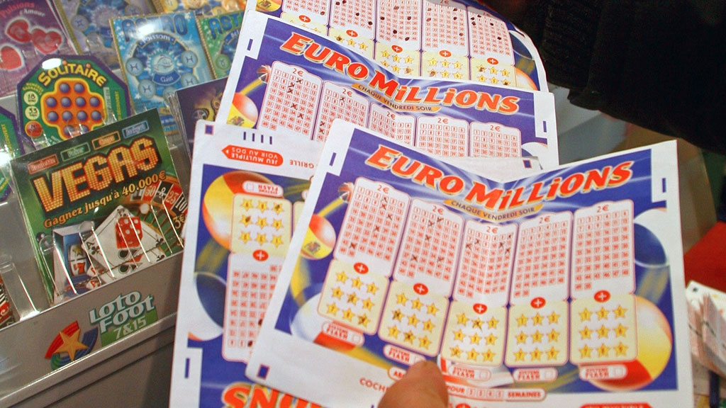 Два билета ЕвроМиллион на витрине магазина