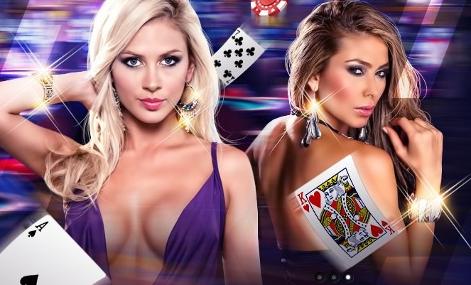 Сексуальные блондинки с откровенным декольте  позируют под ливнем карт и фишек в зале казино