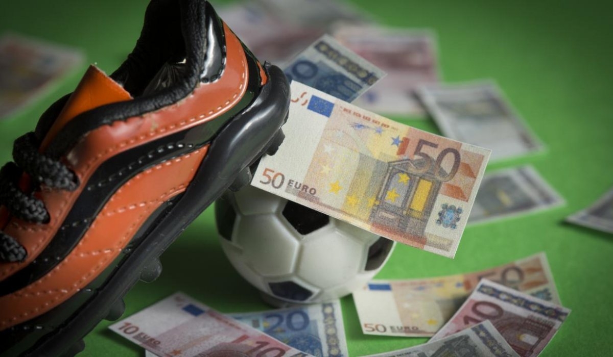 Бутца для футбола, рядок с которой разложены денежные купюр