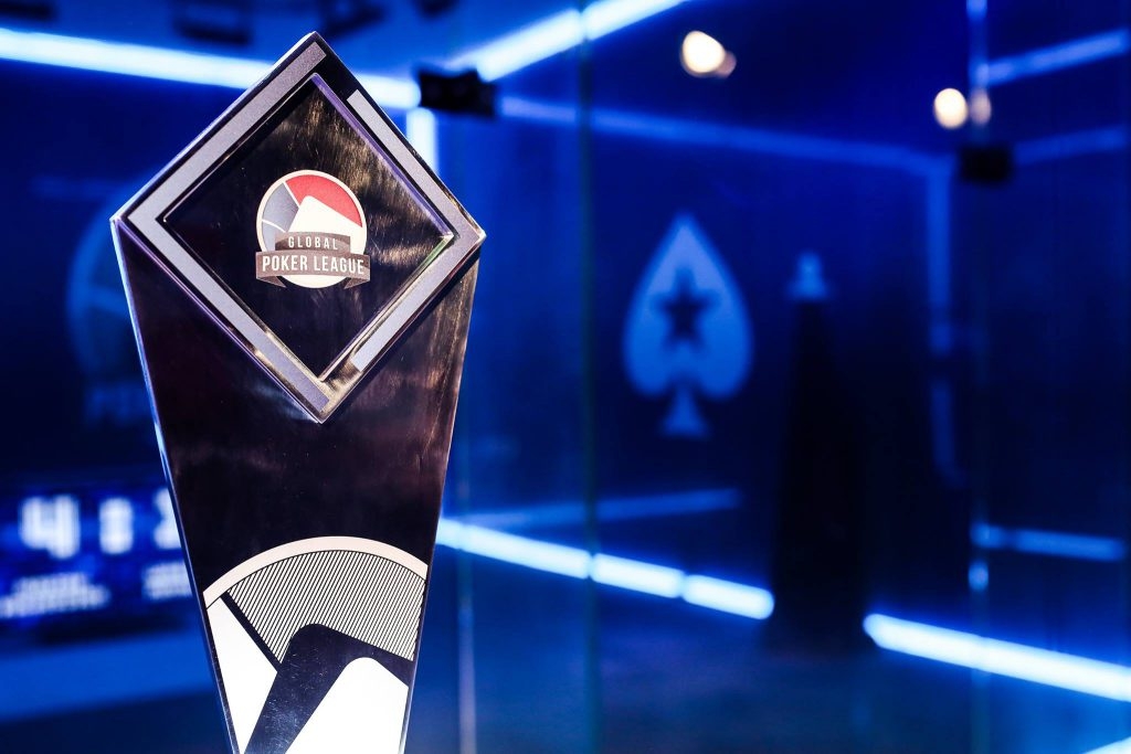Кубок Global Poker League в темно-синей комнате