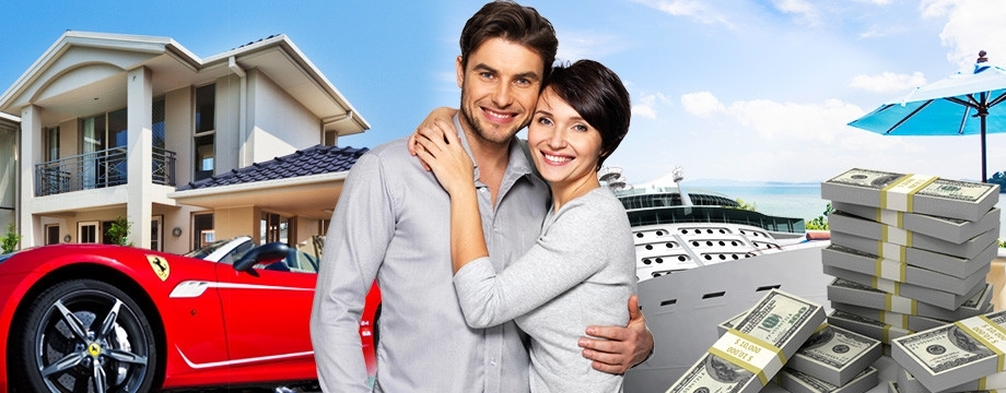 Счастливая пара выиграла машину, дом и деньги