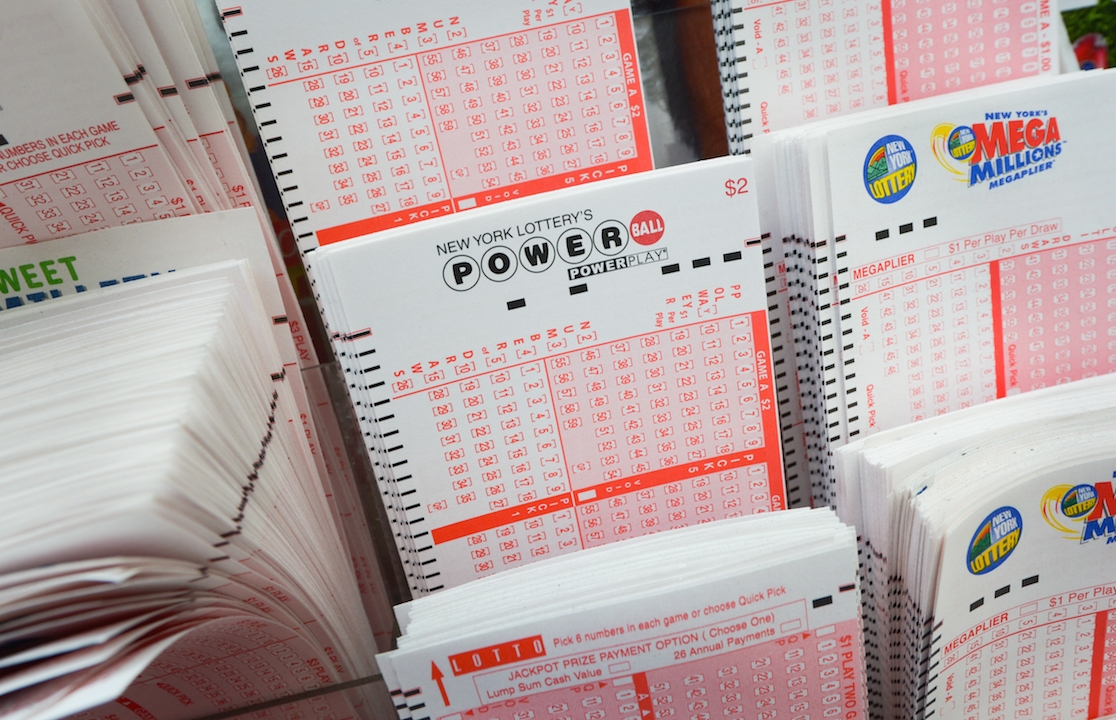 Витрина с билетами лотереи Powerball