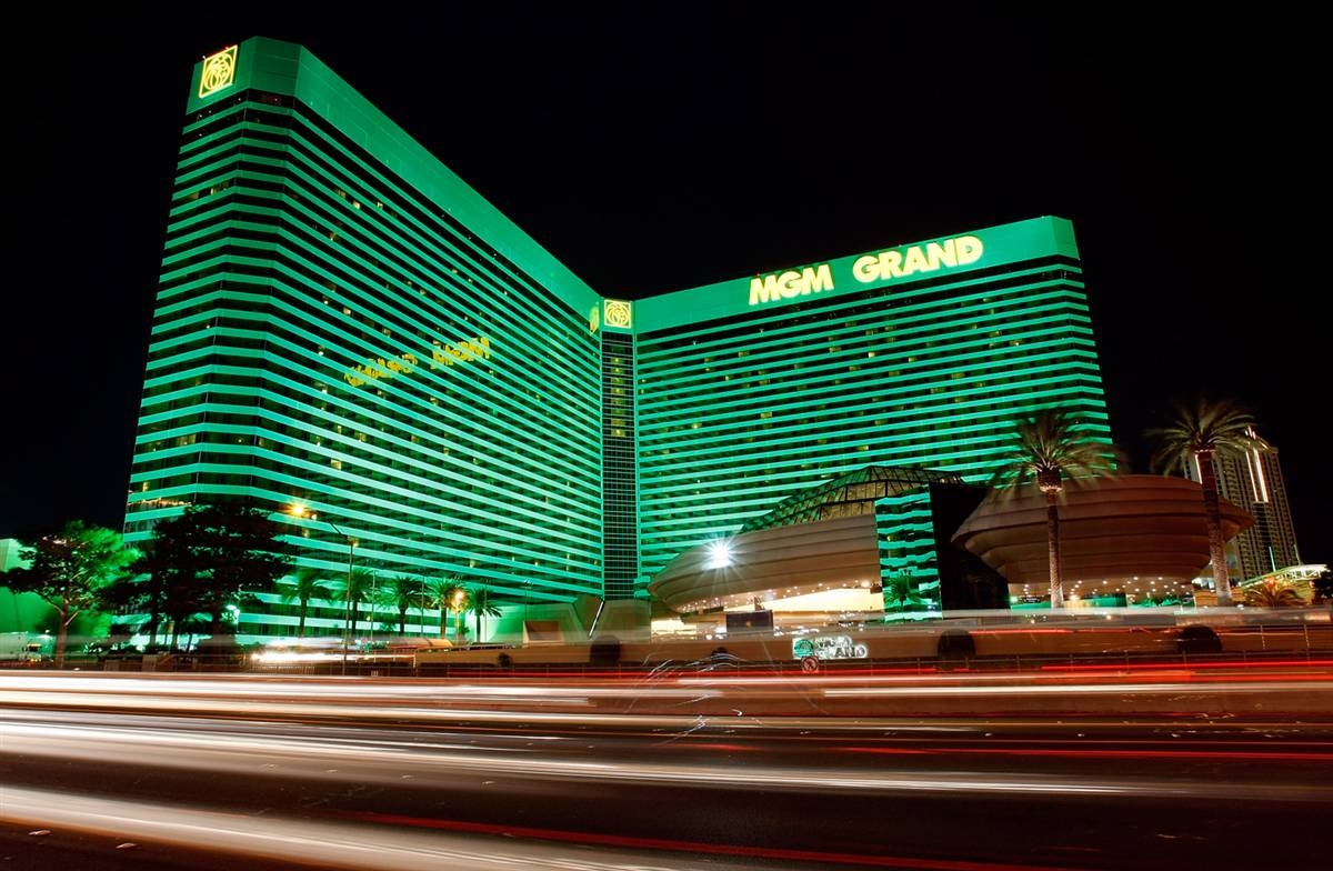 Ночной вид на казино MGM Grand в Лас-Вегасе