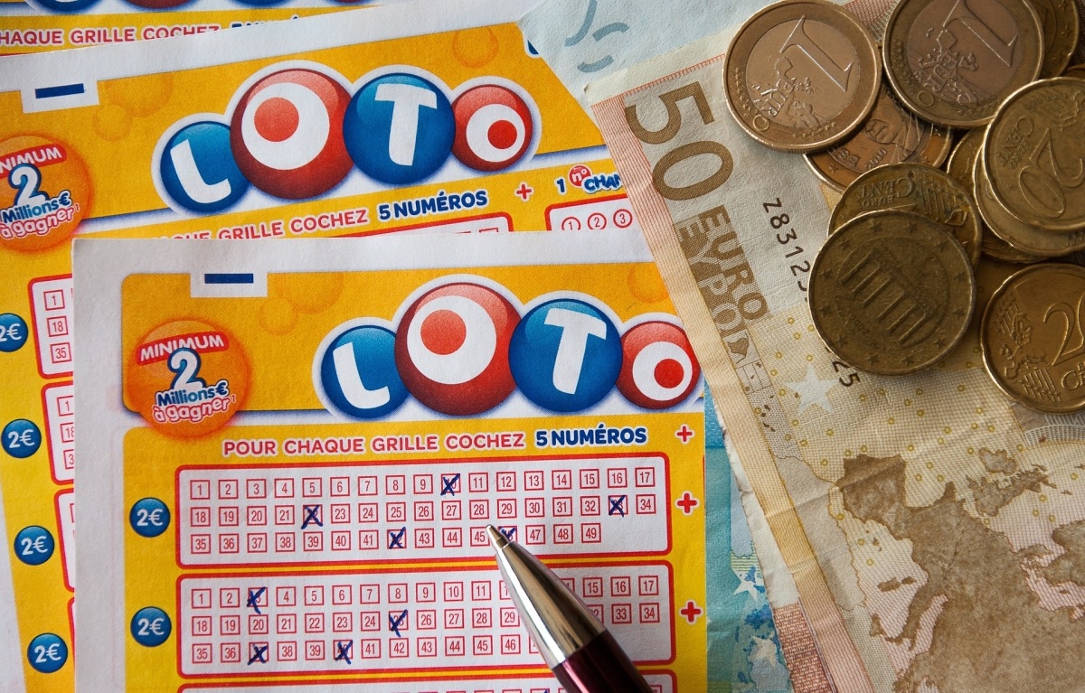 Два билета Lotto, купюра номиналом пятьдесят центов и монеты