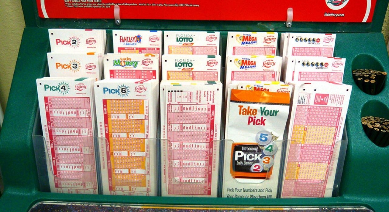 Билеты разных лотерей на витрине