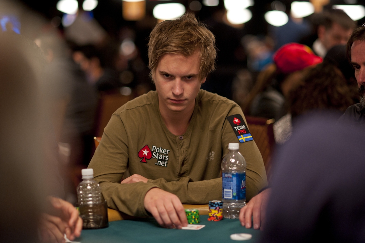 Isildur1 за игрой в покер