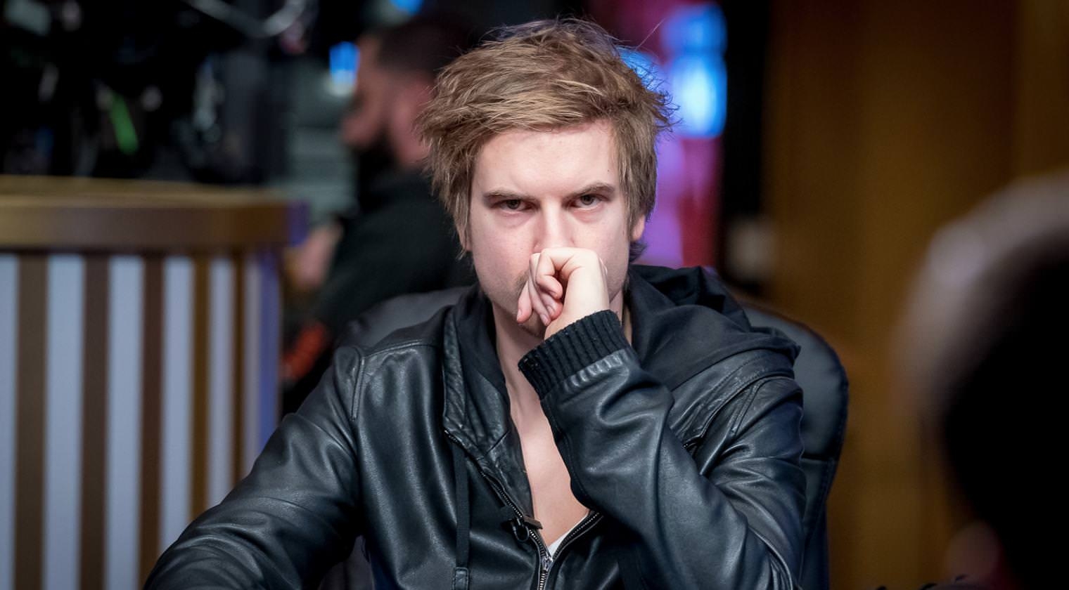 Задумчивый Виктор Блом на одном из турниров по покеру