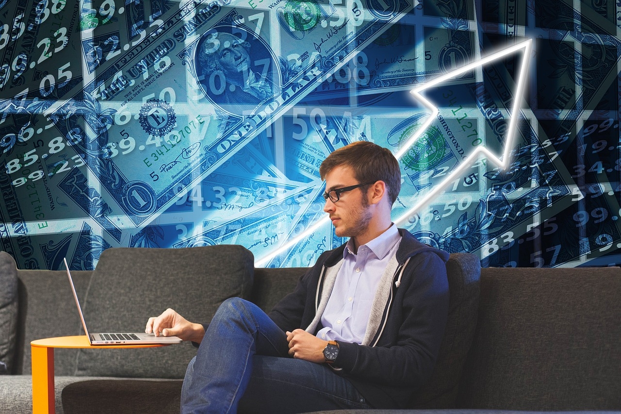 Молодой трейдер за работой на Форекс