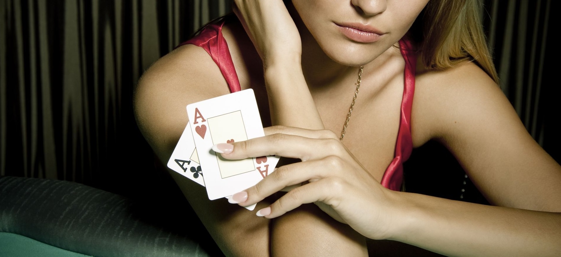 Незнакомка сидит за столом для игры в покер с парой тузов в руках