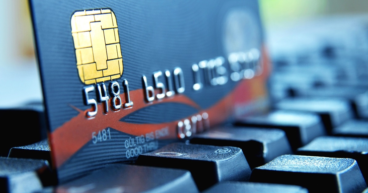 Банковская карта вставленная в клавиатуру компьютера