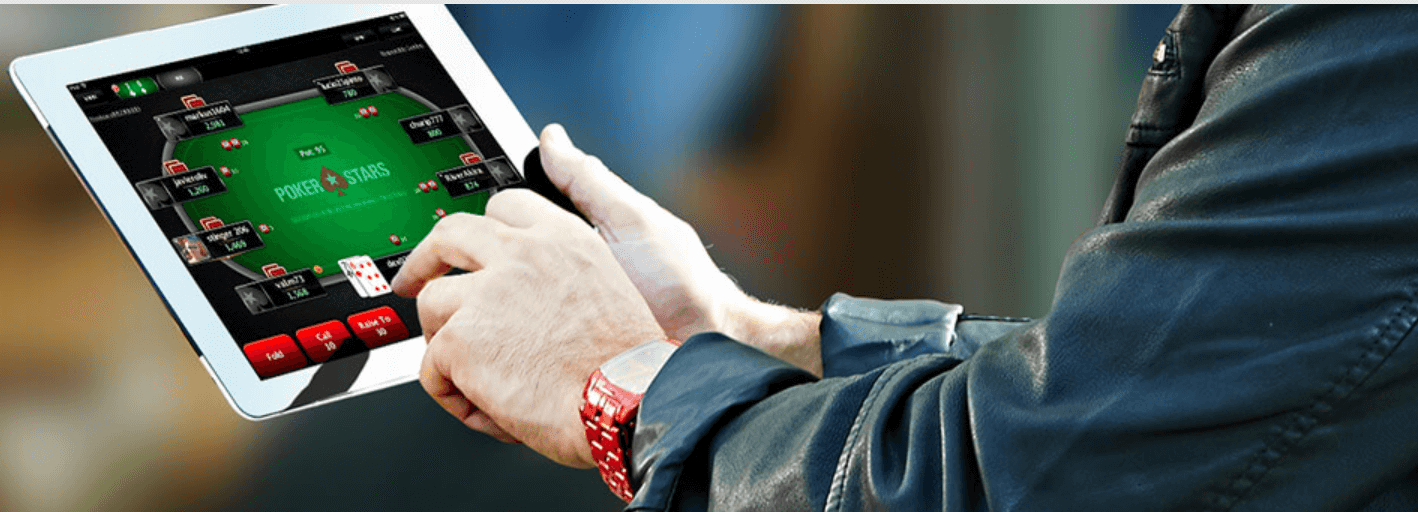 Игрок держит планшет, на котором открыт сайт покер-рума