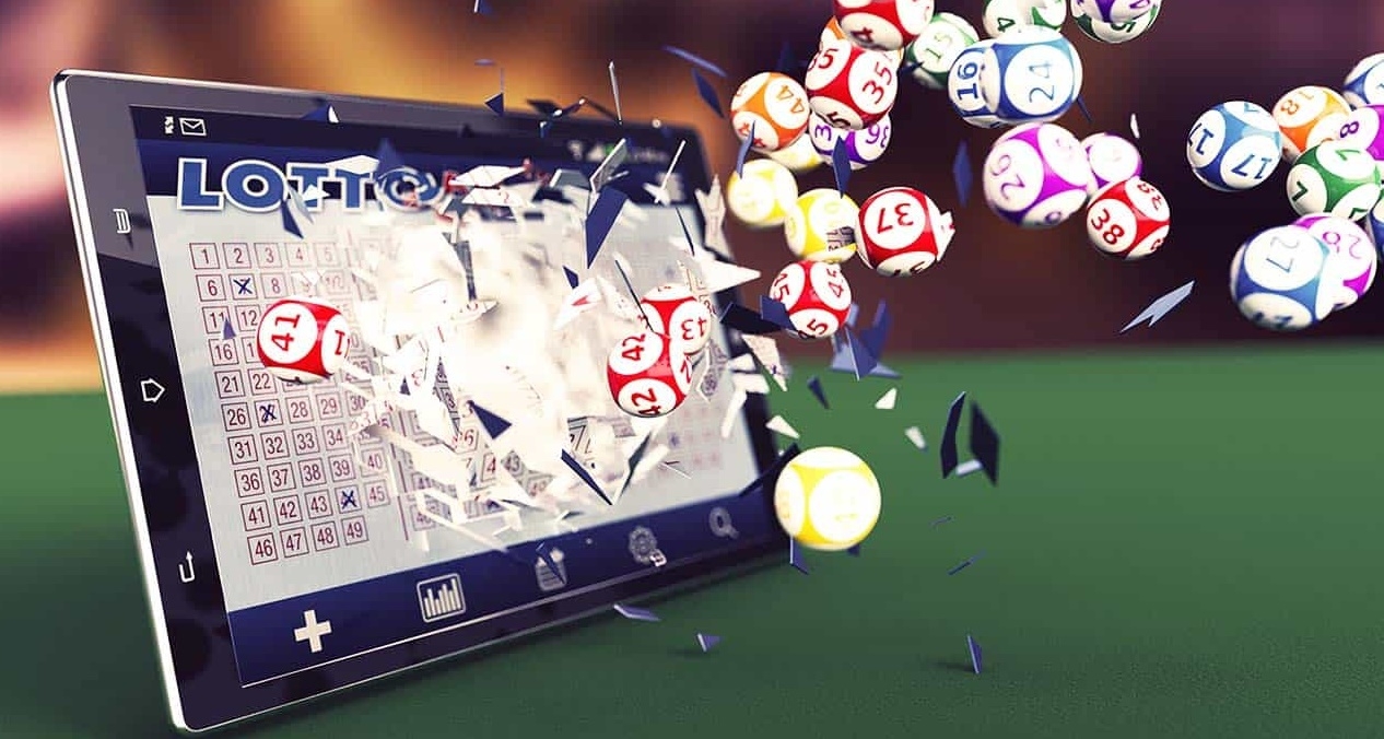 Из монитора планшета вылетают шары для игры в бинго