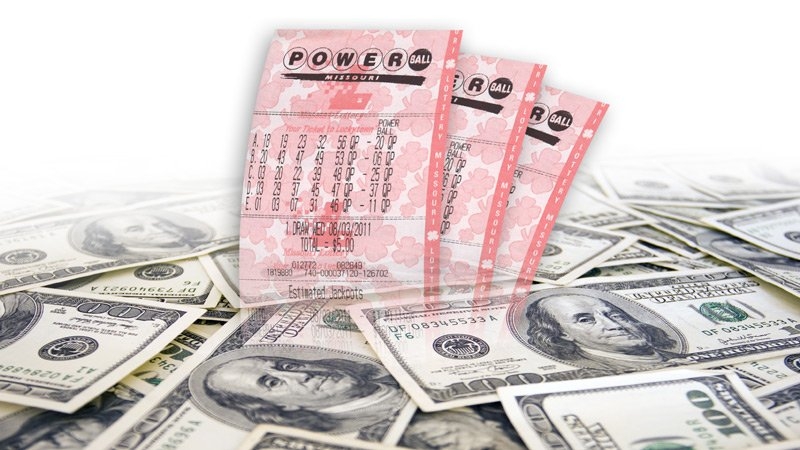Три билета Powerball над кучей стодолларовых купюр