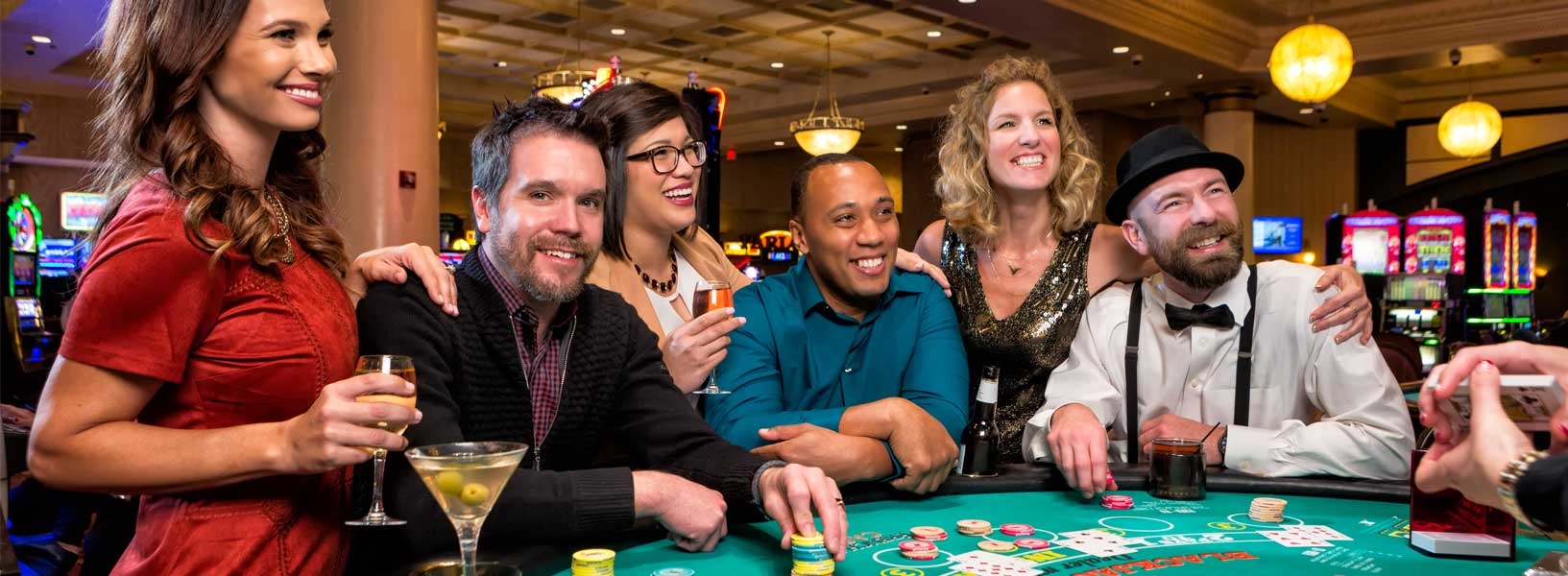 Веселая компания азартных игроков проводит вечер в казино за игрой в блэкджек