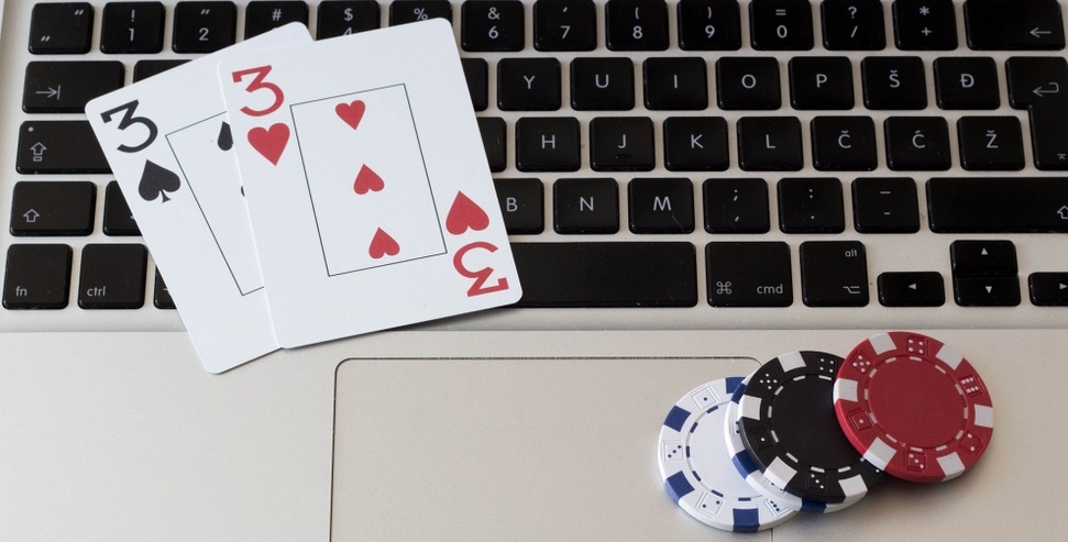 Карты и фишки на клавиатуре ноутбука