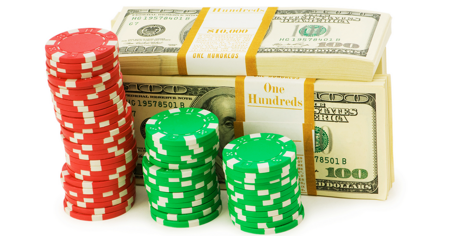 Пачки купюр по сто долларов и фишки для игры в покер