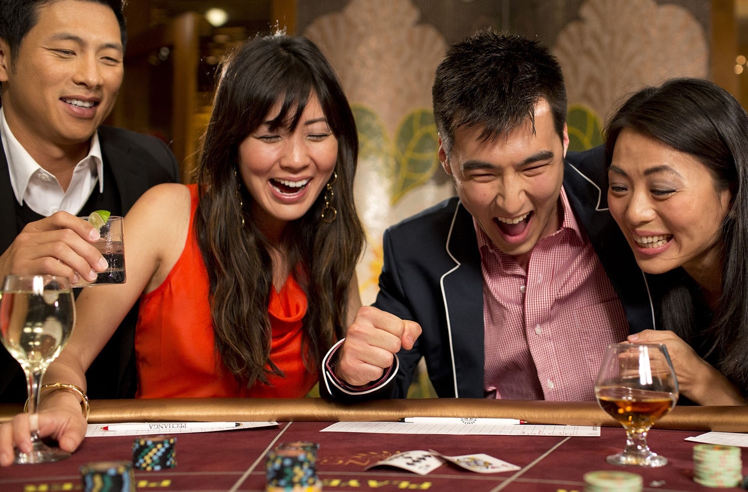 Молодые азиаты отлично проводят время за игрой в казино