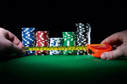 Попробуем составить таблицу, в которую внесем все возможные комбинации Вашего оппонента, а также размеры возможного выигрыша, при наличии у соперника данной конкретной руки.