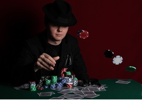 Контбетом или продолженной ставкой называют первую ставку на флопе, сделанную последним игроком повышавшим на префлопе, так называемым префлоп-агрессором.