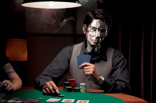 знаки в покере – это определенный набор действий, совершаемых игроками с определенной периодичностью. Наблюдения за такими действиями позволяет Вам предположить карты, которые имеет соперник.