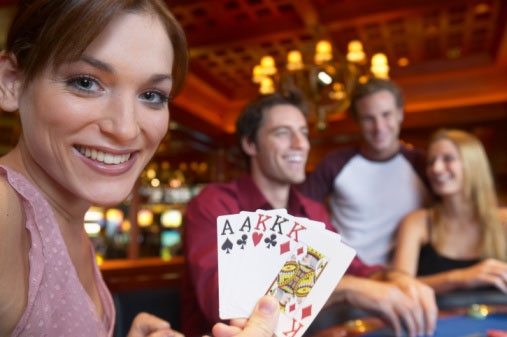 раскрепощенность, указывает на то, что соперник имеет неплохие карты, позволяющие ему выиграть в данной  раздаче.