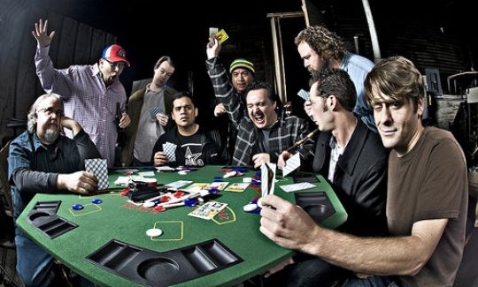 чтение оппонентов, Сквиз-плей, обучение, советы, стиль игры, тактика, стратегия, лузовый игрок. Сквиз-плей применяют на префлопе и в кэш-играх, однако его можно встретить и на обычных игровых турнирах.