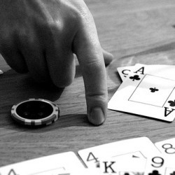 при наличии пары на борде, две пары, имеющиеся у вас на руках, могут оказаться абсолютно бесполезными.