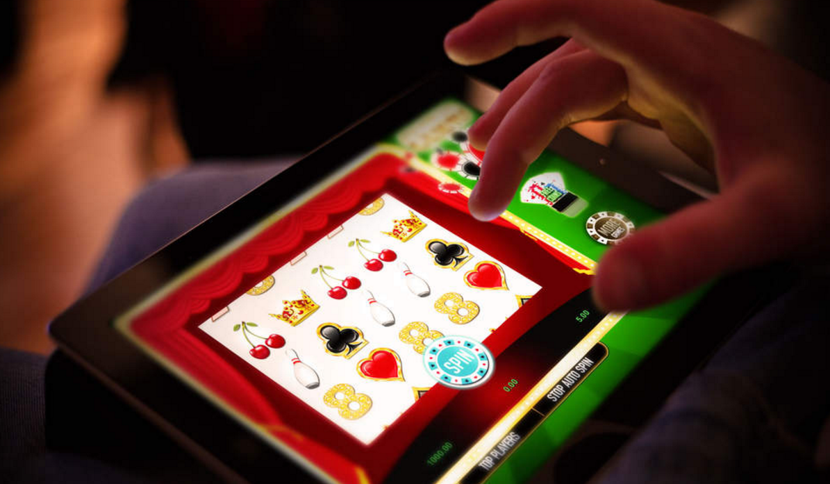 Игрок запускает слоты онлайн на планшете
