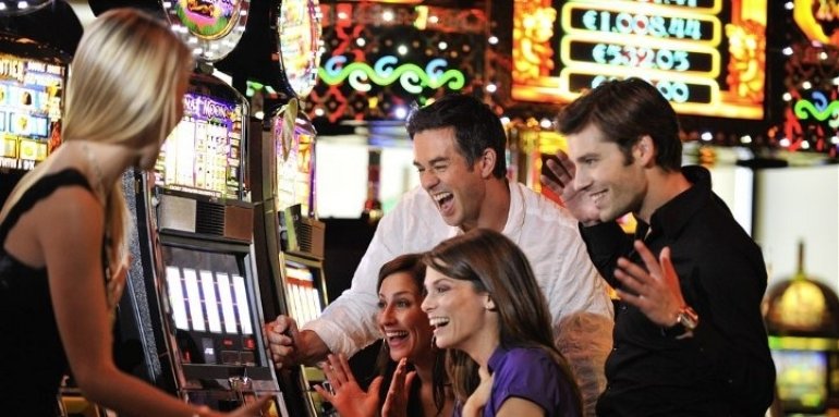 Эмоциональная компания за игрой на автоматах в казино