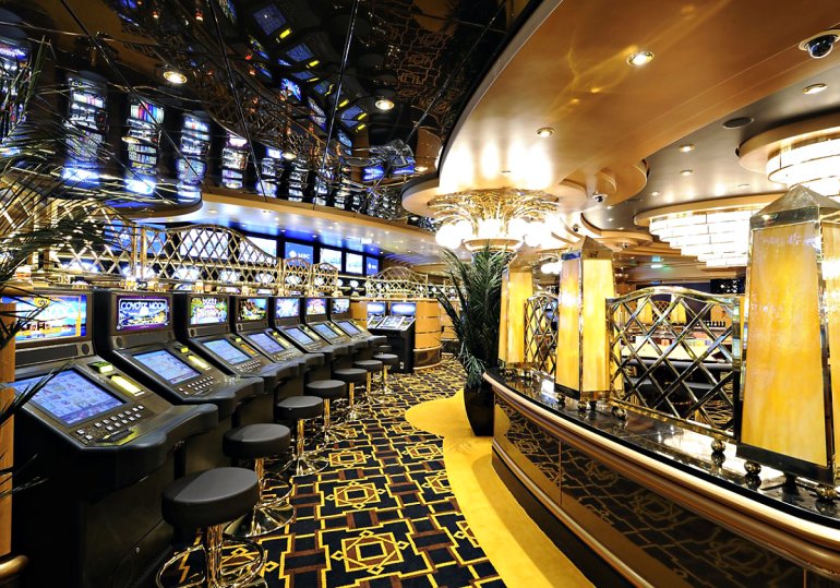 Слот-зал и бар казино